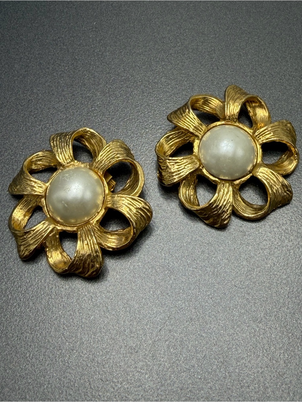 💕2/$20 Vintage Gold Flower Pearl Center shoe clips